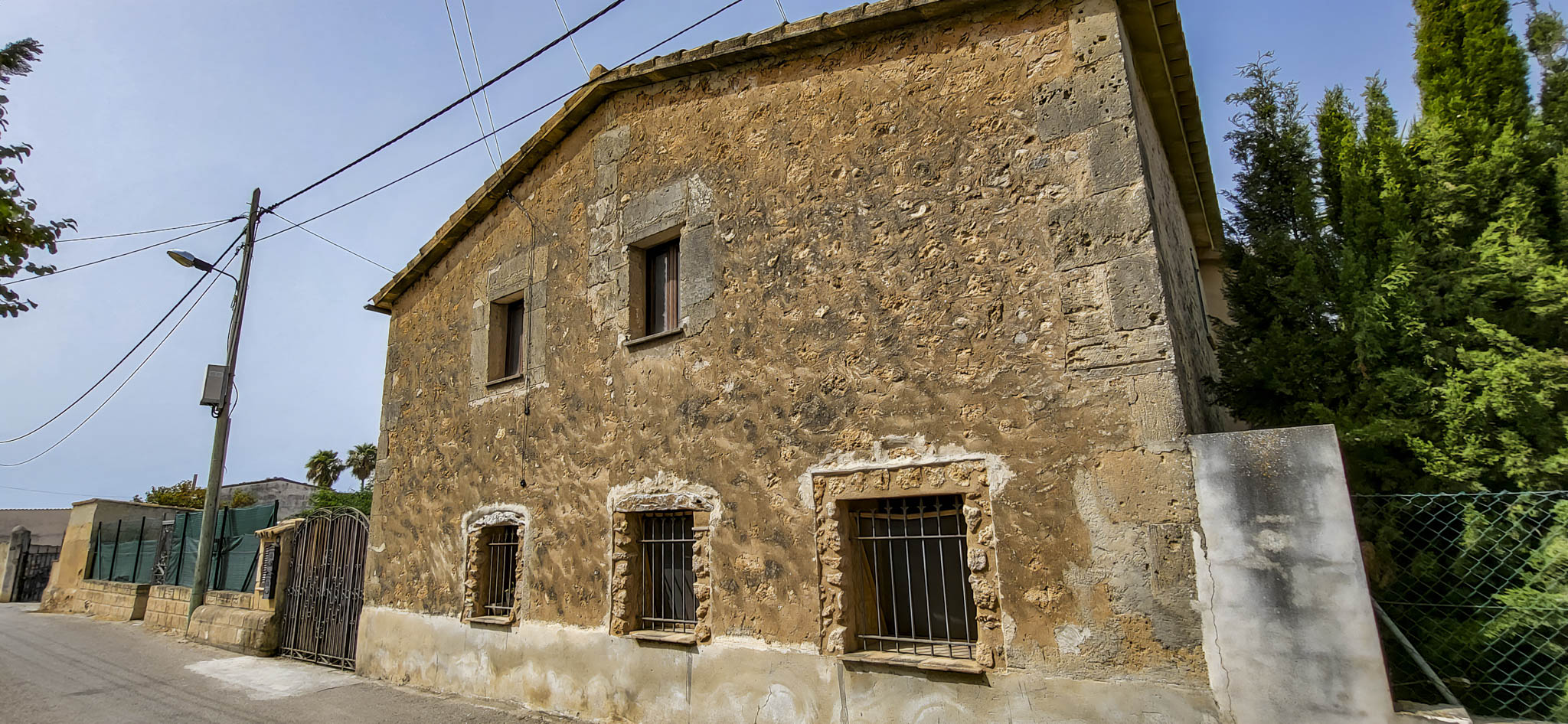 Cal Pifoler, Can Miret, Ca na Francina, Damunt Ca na Francina